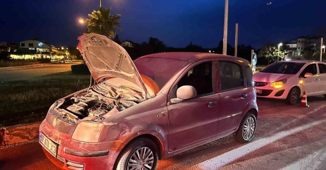 Seyir halindeki otomobil yandı, vatandaşlar yangın tüpleriyle yardıma koştu