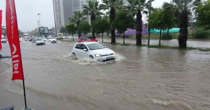 Adana’yı sağanak yağış vurdu, yollar göle döndü