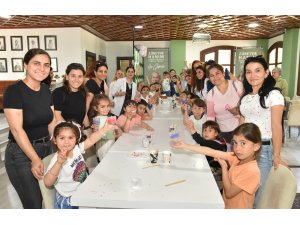 Kepez’de anne ve çocuklar renkli mum atölyesine katıldı