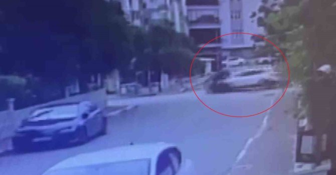Antalya’da 2 polis memurunun yaralandığı kaza anı kameraya yansıdı