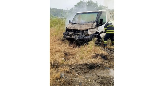 Defne’de pikap alevlere teslim oldu