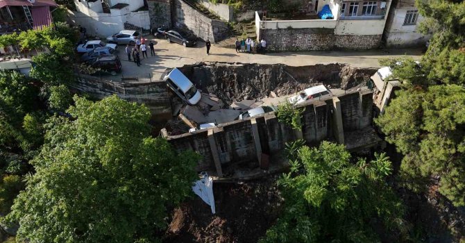 Aşırı yağışla birlikte çöken yol 5 aracı yuttu