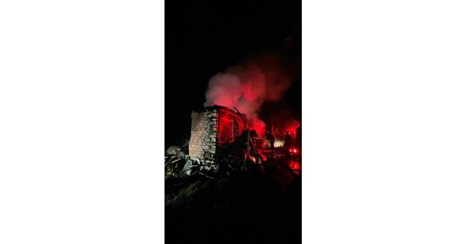 Müstakil evde çıkan yangında yaşlı kadın yaralandı