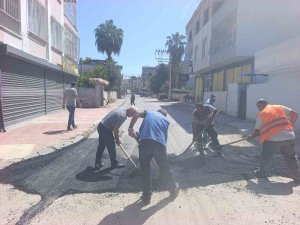 Akdeniz’de asfalt yama çalışmaları devam ediyor