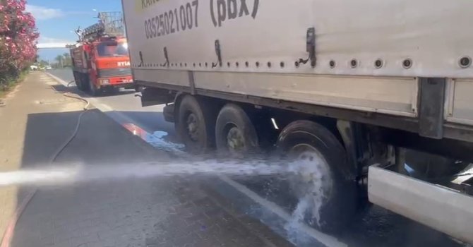 Tırın balatalarından çıkan dumana yangın tüpüyle müdahale etti