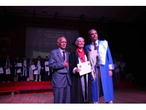 70 yaşında üniversite bitirdi, mezuniyet belgesini profesör oğlu verdi
