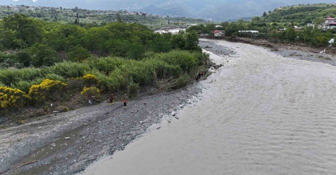 Sel felaketinde kaybolan 2 genci arama çalışmaları ikinci gününde devam ediyor