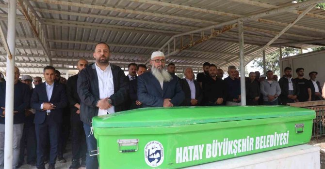 Aşırı yağış sonrası aracıyla şarampole devrilen vatandaş son yolculuğuna uğurlandı