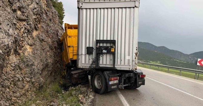 Makaslayan tır yol kenarındaki kayalıklara çarptı: 1 yaralı