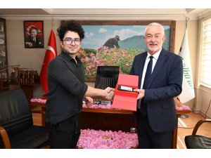 Başkan Başdeğirmen, Çin’de 40 milyon takipçili fenomene Isparta gülünü anlattı