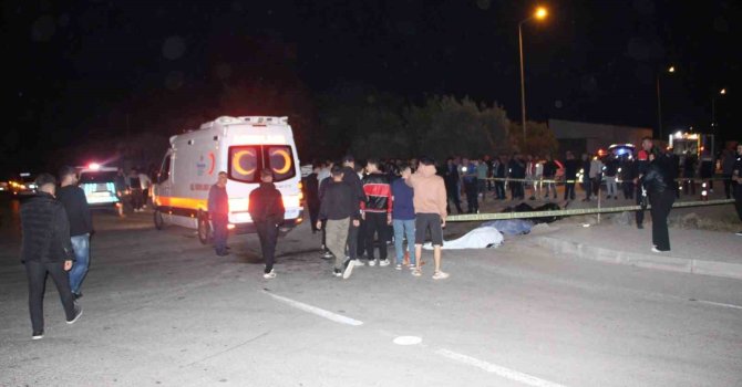 Çöp kamyonuyla çarpışan motosikletteki 2 genç hayatını kaybetti