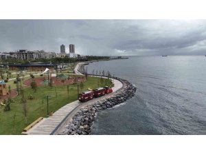 Depremin izlerinin silindiği İskenderun sahili ücretsiz nostaljik trenle şenlendi