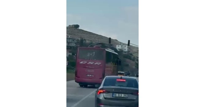 Kornaya basarak otomobilleri sollayan yolcu otobüsü, manevralarıyla korkuttu
