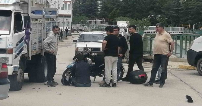 Isparta’da kamyonet ile motosiklet çarpıştı: 1 yaralı