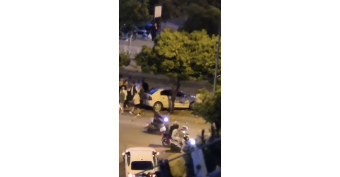 Otomobil, sulama kanalı korkuluğuna çarpıp asılı kaldı