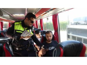 Bayram yolculuğuna çıkan vatandaşlar emniyet kemeri takılması konusunda bilgilendirildi