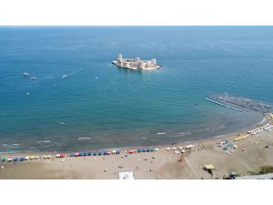 Mersin sahilleri 9 günlük tatili fırsat bilen aileleri ağırlamaya başladı