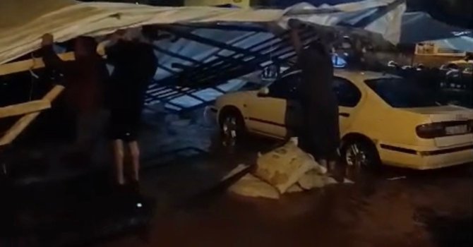 Adana’da sağanak yağış yolları göle çevirdi