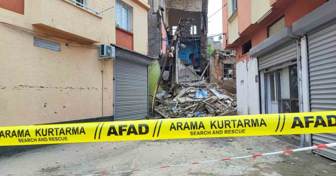 Sağanak ve deprem sonrası metruk binanın bir kısmı yıkıldı