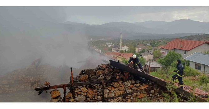 Antalya’da 110 yıllık düğmeli ev yangında küle döndü