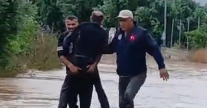 Sele kapılan şahsı mahalle sakinleri kurtardı