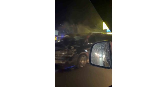 Minibüsle çarpışan motosikletli ağır yaralandı