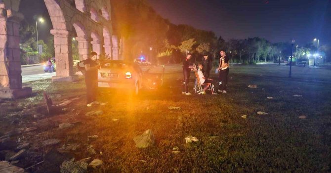 Kontrolden çıkan otomobil dekoratif surlara çarptı: 4 yaralı