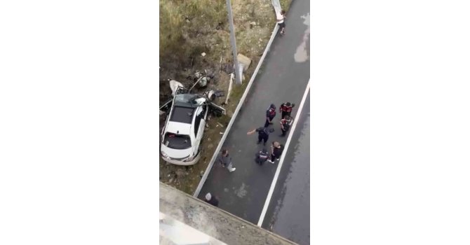 Otomobil direğe çarptı: 1 ölü, 1 yaralı