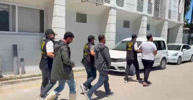 Kendilerini polis olarak tanıtıp vatandaşları dolandırdılar