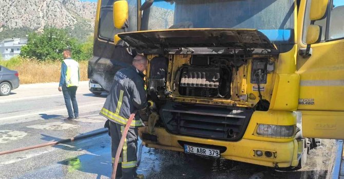 Kırmızı ışıkta bekleyen tır alevlere teslim oldu