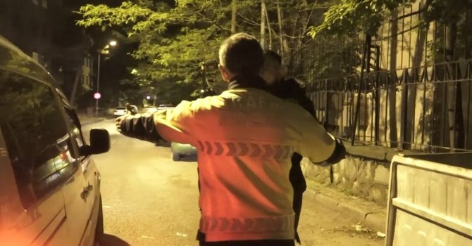 Uygulamada görüntü alan gazetecinin üzerine yürüdü: "Çekme beni senin donuna kadar alırım"