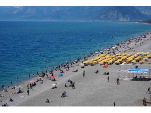Bayramın ilk gününde tatilciler Antalya sahillerine akın etti