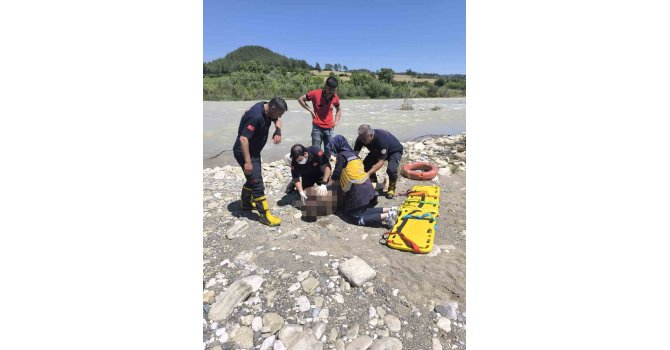 Serinlemek için girdiği suda can verdi