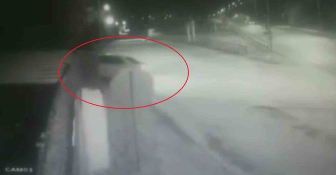 Otomobil bahçe duvarına çarptı: O anlar kamerada