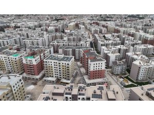 Depremde yüzlerce kişiye mezar olan ve yeniden inşa edilen mahallede şükür namazı kılındı