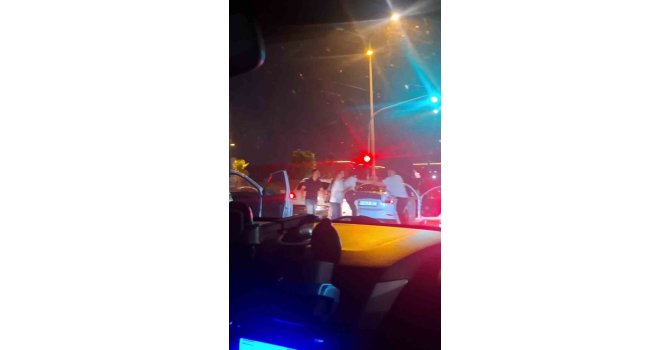 Trafikte yaşanan tekmeli, yumruklu kavgayı ayırmaya çalışan kadının zor anları kamerada