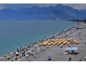 Antalya sahillerinde bayram yoğunluğu ikinci günde artarak devam etti