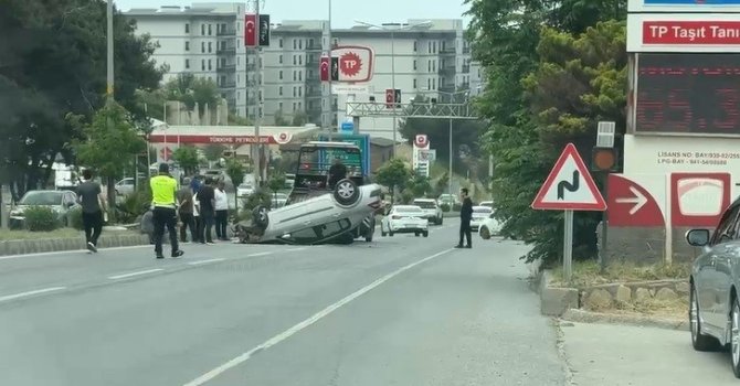 Hatay’da refüje çarpan otomobil takla attı, sürücü yaralandı