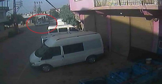 Otomobillerin çarpıştığı kazada 2 kişi yaralandı o anlar kamerada