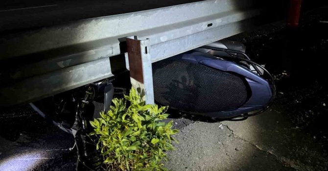 Mazgala takılan motosiklet bariyerlere çarptı: 1 ağır yaralı