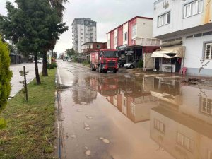 Osmaniye’de şiddetli yağış etkili oldu yollar kapandı