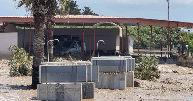 Hatay’da araçlar ve evler sular altında kaldı