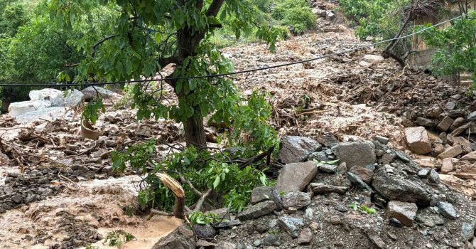 Osmaniye’de dağdan kopan kayalar köy yollarını ulaşıma kapattı