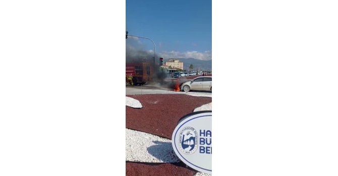 Hatay’da seyir halinde olan otomobil alevlere teslim oldu