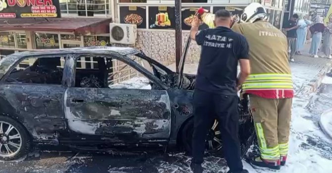 Hatay’da park halindeki otomobil alevler içinde yandı