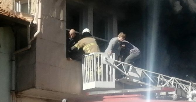 Alevlerin sardığı evde can pazarı: Yaşlı çift son anda itfaiye ekiplerince kurtarıldı