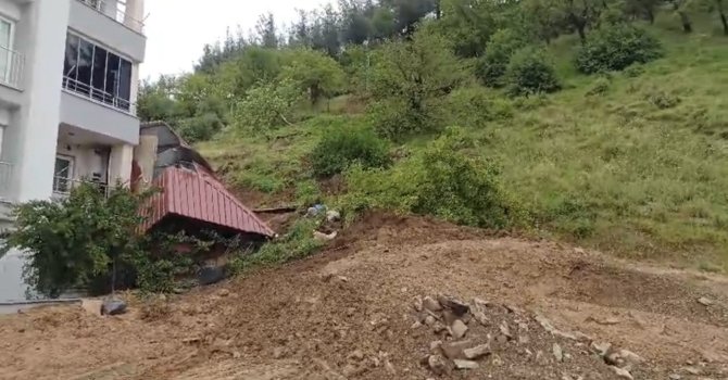 Osmaniye’de toprak kayması: Prefabrik ev devrildi, traktör göçük altında kaldı