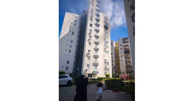 Oyun oynarken yakılan mum daireyi küle çevirdi
