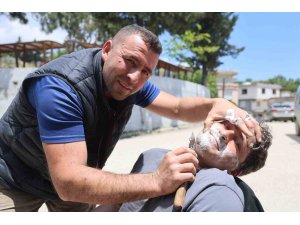 Hatay’da ürettiği bıçakların keskinliği göstermek için insanları tıraş ediyor