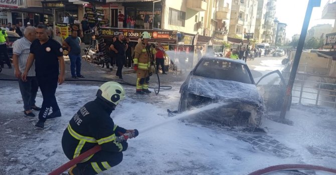 Hatay’da seyir halindeki otomobilin motoru alev aldı